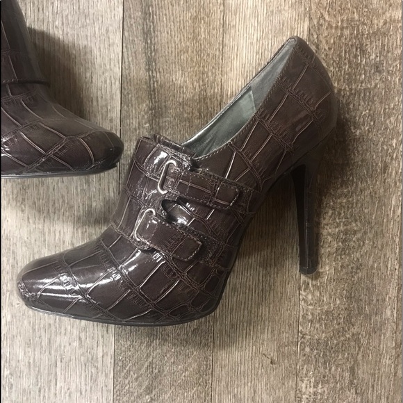Guess Size 5 1/2 Faux Snakeskin Stilettos - Picture 2 of 3